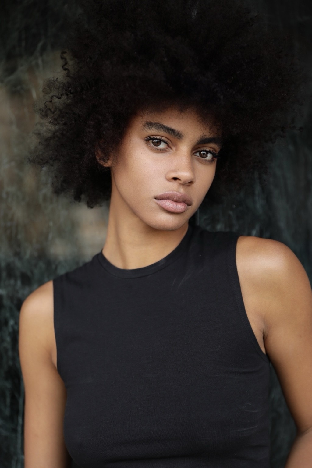 Retrato natural de Mónica con blusa negra