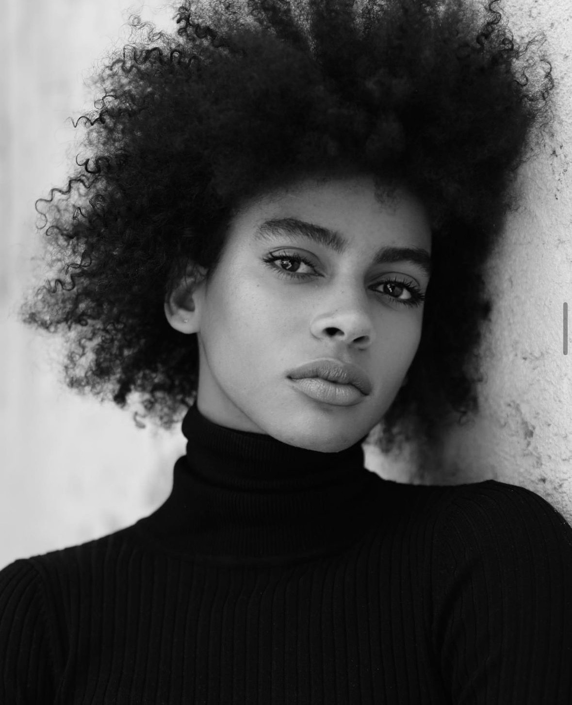 Retrato de Mónica con suéter negro en blanco y negro
