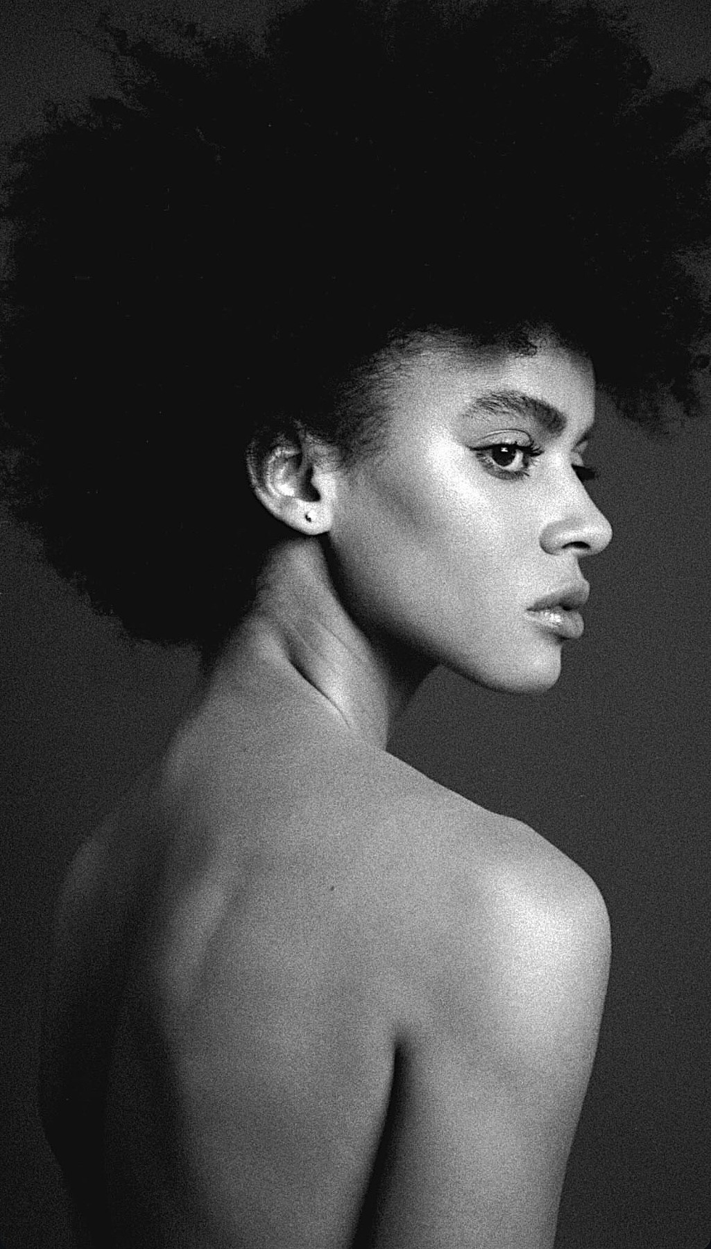 Retrato de perfil en blanco y negro